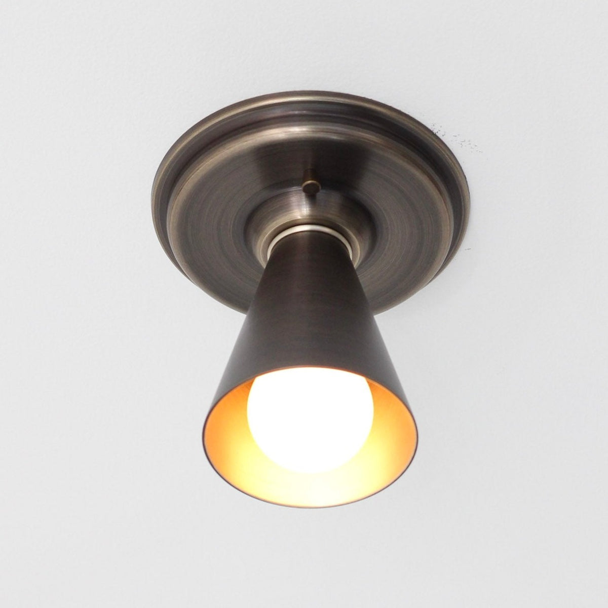 Ceiling fixture for low ceilings